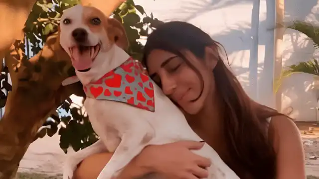 Mujer abrazando un perro