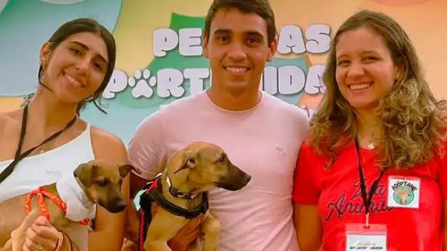 Grupo de persona con dos perros