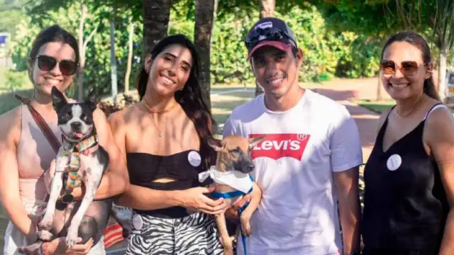 Mujer abrazando un perro